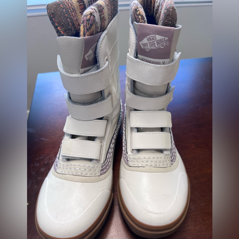 Vans Standard V MTE Women's Snow Boots - Size 9.5 - Like New